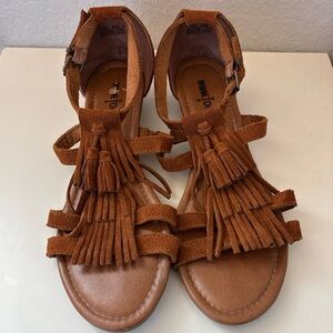 Minnetonka Merriam Suede Leather Fringe Open Toe Sandals Brown Flaw On Sole